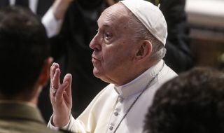 Папата скърби и се моли за жертвите на катастрофата в България