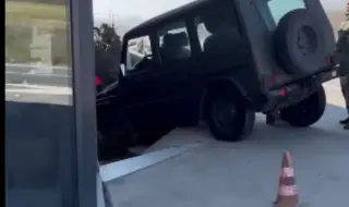 Военен джип се заби в ресторант на пътя между Калофер и Карлово ВИДЕО