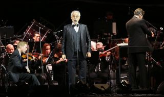 Андреа Бочели на една сцена с наши музиканти (ВИДЕО)