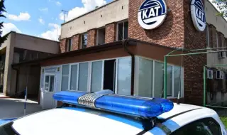 Жена пострада при сблъсък между два автомобила и мотоциклет в Сливен