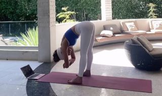 Кейт Бекинсейл радва феновете си с йога и прозрачен клин (ВИДЕО)