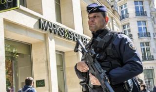 Тревога в Париж! Мол е евакуиран заради въоръжен мъж 