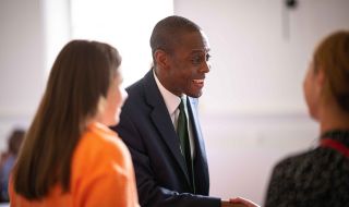 Заместник-председателят на британската Консервативна партия Бим Афолами подава оставка