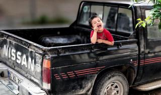 Нисане, не скуби сестра си!