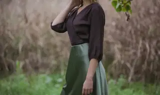 Сатенената пола – абсолютният моден фаворит тази есен