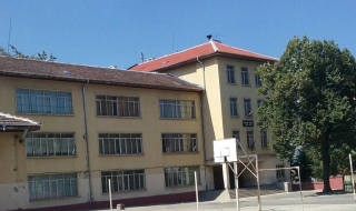 Защитените училища в България са 142, средищните – 765