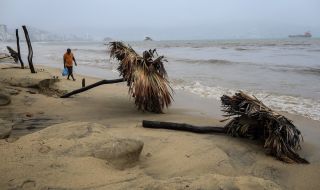 Ураганът „Нора” прицели Мексико