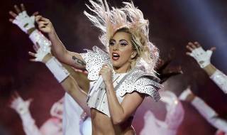 Лейди Гага не спира с изненадите (ВИДЕО+СНИМКИ)