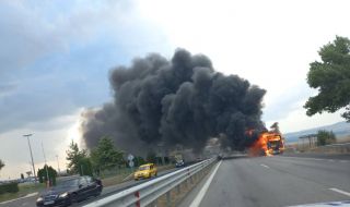 Автобус, превозващ 50 човека, изгоря между Бургас и Айтос СНИМКИ