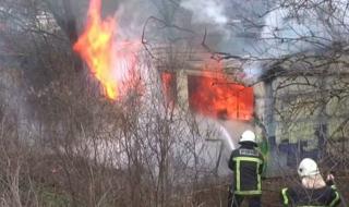 Две деца загинаха при пожар във фургон край село Устина