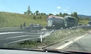 Камион отново мина през мантинела на магистрала и се заби в кола в насрещното