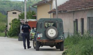 Съседи на арестувания кмет на Костенец: По гащи го изкараха