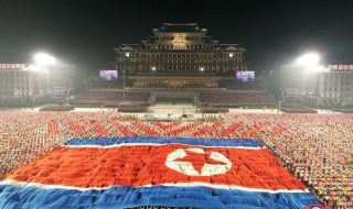 Севернокорейският лидер организира нощен военен парад