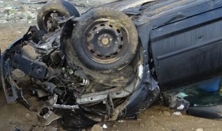 Тежка катастрофа във Врачанско, лек автомобил се преобърна на завой