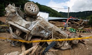 Жертвите на наводненията в Южна Корея вече са 40