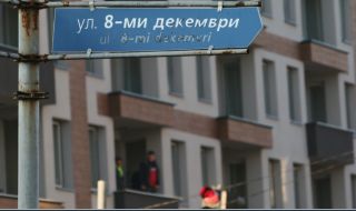 Софийски реалности: Румънец чисти боклука в Студентски град, общината нямала "ресурс"