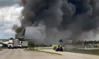 Товарен Boeing 767 излезе от пистата в Маями, удари автомобили и избухна в пламъци