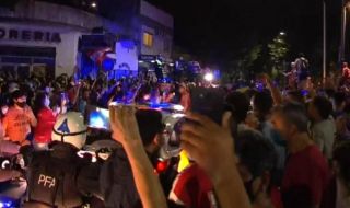 Хиляди съпроводиха катафалката с Марадона