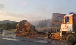 Първо във ФАКТИ: Камион със слама се запали на „Тракия“ (снимки)