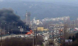 Тролей с пътници горя във Варна (Снимки)