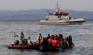 55 души се удавиха при потъване на гумена лодка край бреговете на Либия