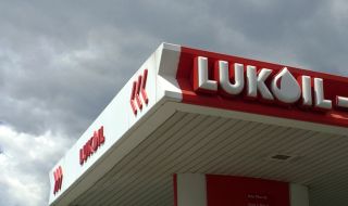 Първата значителна продажба на активи на "Лукойл" след инвазията