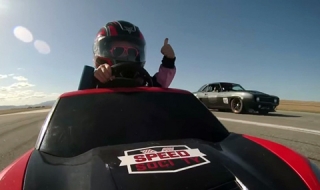 5-годишна зад волана на Corvette