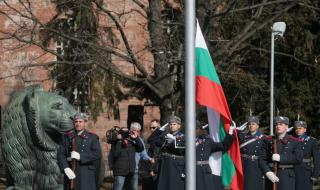 Националното знаме се развя над паметника на Незнайния воин