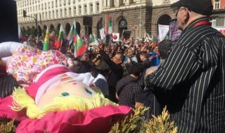Родителски протест блокира центъра на София