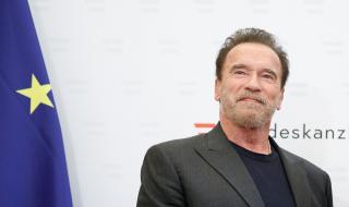 Шварценегер направи шпагат на кухненската маса (ВИДЕО)