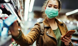 САЩ: И ваксинираните да носят маски на закрито