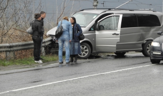 Румънски бус катастрофира край Мурсалево