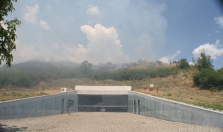 Пожар гори на могилата "Голяма косматка"