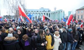 Хиляди на протест във Варшава