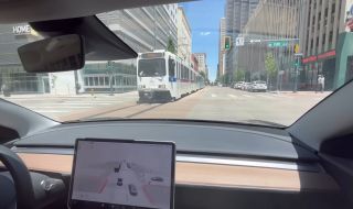 Tesla на автопилот за малко не се блъсна в трамвай (ВИДЕО)