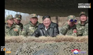 Ким Чен-ун ръководи военна демонстрация с участието на танкове ВИДЕО