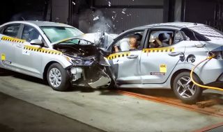Необичаен краш тест: челен сблъсък на два седана Hyundai, предназначени за различни държави (ВИДЕО)