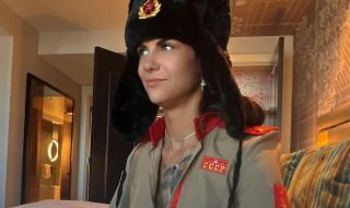 Американска порнолегенда облече съветска куртка за изненада на своите фенове (СНИМКИ)