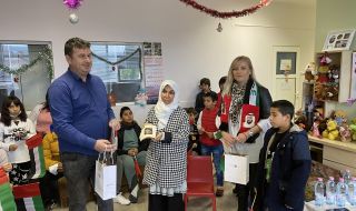 Посолството на ОАЕ раздаде подаръци на деца-сираци СНИМКИ