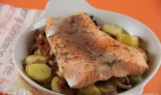 Рецепта на деня: Печена сьомга със сезонни кореноплодни зеленчуци