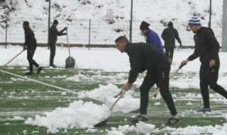 Футболисти и треньори в Етър ринат сняг