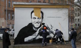 Руските власти премахнаха голям графит на Навални в Санкт Петербург