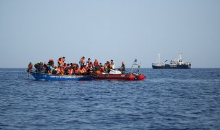 Изхвърля ли Гърция бежанци в морето?