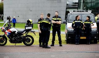 Мъж вряза колата си в група хора в Холандия