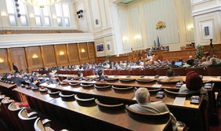 Депутатите замразиха заплатите си на нивото от 2009 г.