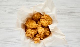 Рецепта на деня: "Пуканки" от пилешко месо с млечен сос