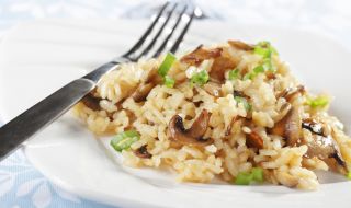 Рецепта за вечеря: Ориз с гъби и пресен лук
