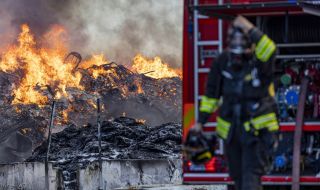 Огромен пожар в склад за торове край Москва, 26 пожарни са на мястото 