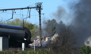 ЖП катастрофа с взривове и жертви евакуира стотици в Белгия (обновена 18.20 ч.)
