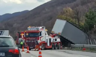 ТИР се блъсна в мантинели на АМ "Тракия"